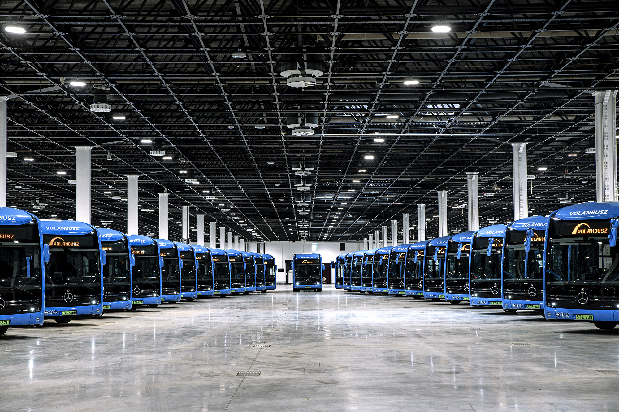 A fotón a Volánbusz új elektromos autóbuszai láthatók.