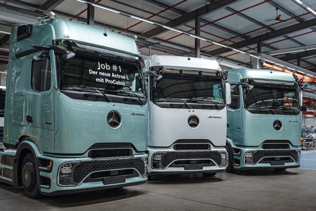 Der neue Actros L: Erstes Fahrzeug rollt im Mercedes Benz Werk Wörth vom Band The new Actros L: first vehicle rolls off the production line at the Mercedes Benz plant in Wörth