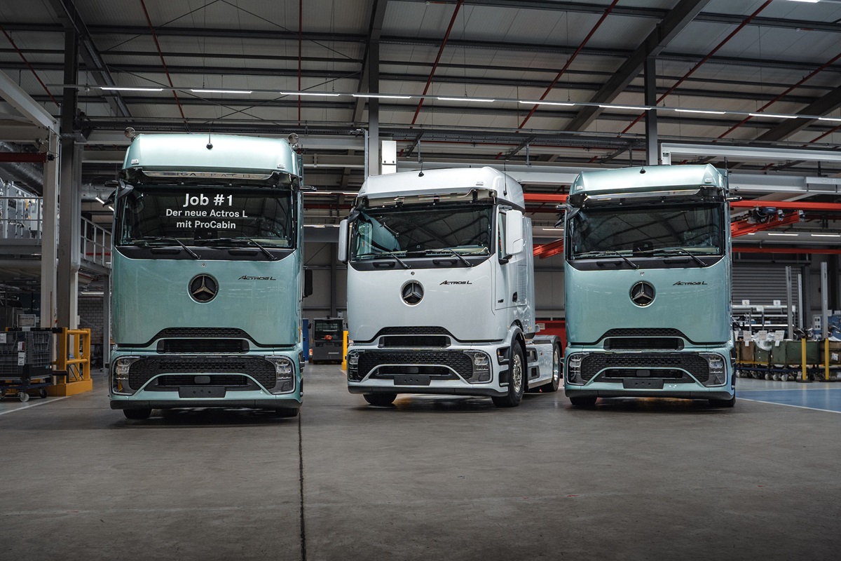 Der neue Actros L: Erstes Fahrzeug rollt im Mercedes Benz Werk Wörth vom Band The new Actros L: first vehicle rolls off the production line at the Mercedes Benz plant in Wörth