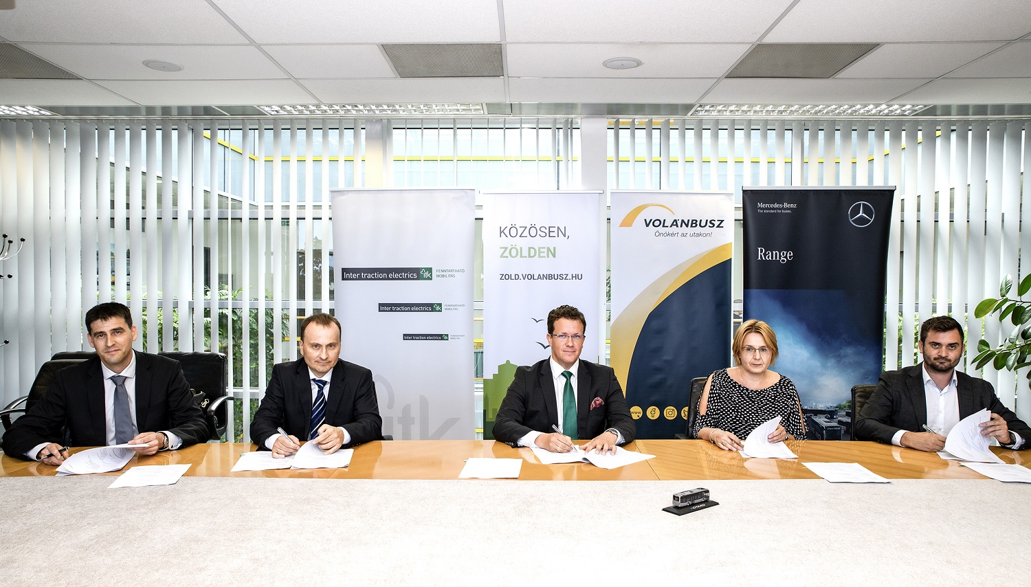 A képen a feltételes adás-vételi szerződés aláírói láthatók dr. Pafféri Zoltán Volánbusz Zrt. elnök-vezérigazgató mellett az Omnibusz Hungária Kft. valamint az INTER TRACTION ELECTRICS Kft. képviselőivel.